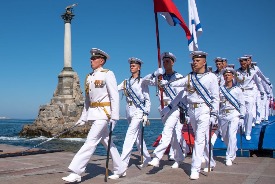 Развожаев поздравил севастопольцев с Днём Черноморского флота