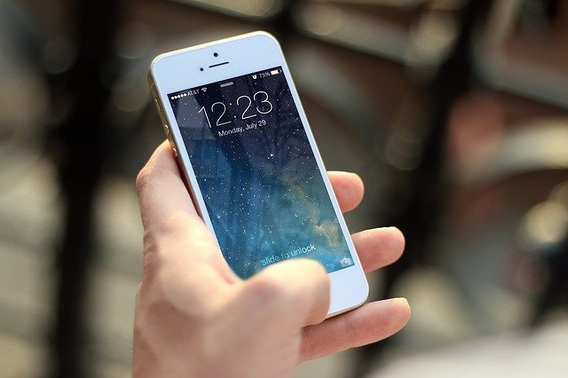 Цены на iPhone в российских онлайн-магазинах начали снижаться