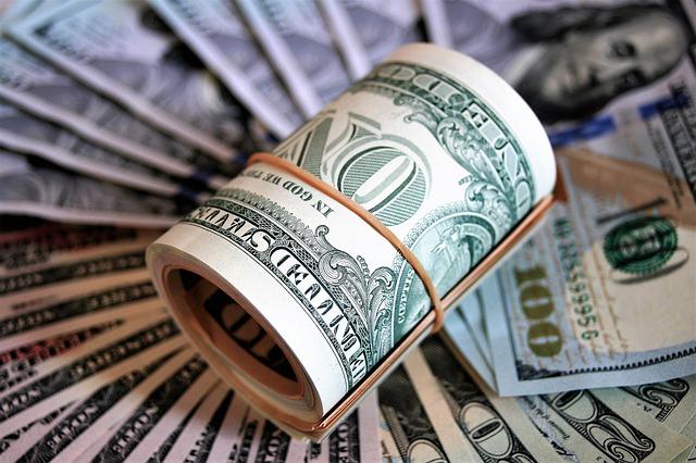 Курс доллара опустился ниже 58 рублей впервые за четыре года