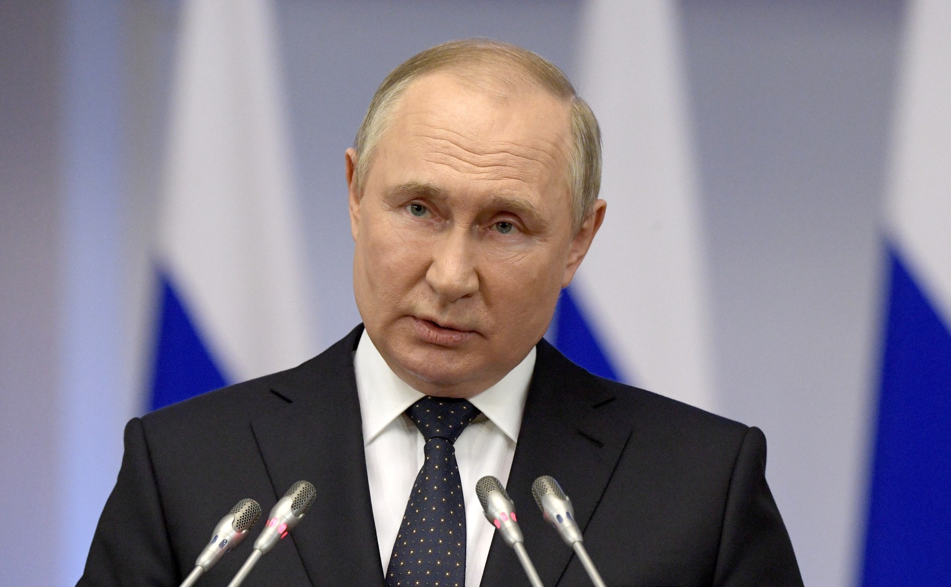 Путин подписал закон, продлевающий особый порядок закупок в сфере строительства в Крыму и Севастополе