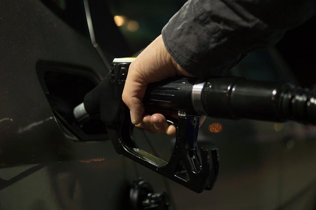 Севастополь и Крым оказались в десятке российских регионов с самым дорогим бензином