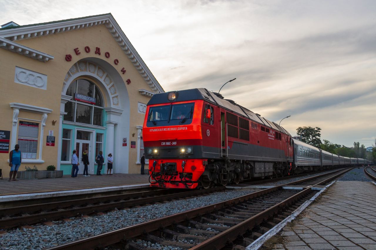 Поезд «Таврия» впервые начал курсировать по маршруту Санкт-Петербург – Феодосия