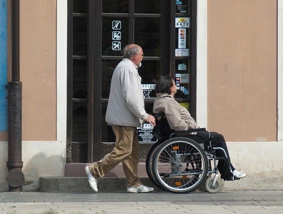 Избили пенсионера с внуком-инвалидом: ялтинцев осудят за разбойное нападение
