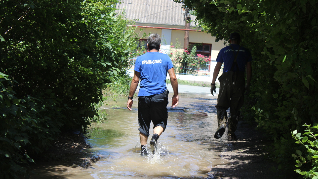 В Крыму остаются подтопленными около сотни домов и более шестисот участков: в МЧС продолжают откачивать воду