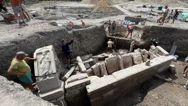 В Севастополе археологи при раскопках обнаружили погребальный комплекс с памятниками