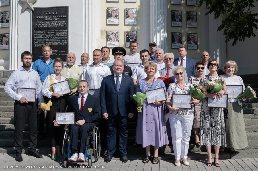 В центре Севастополя 14 июня открыли Доску почета