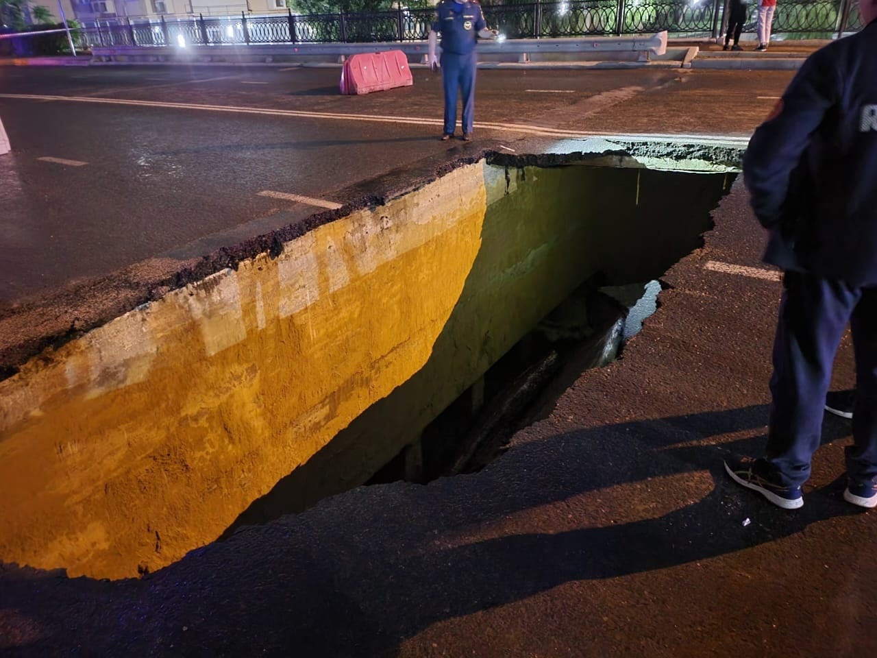 В Симферополе на улице Толстого рухнул автомобильный мост (фото, видео)