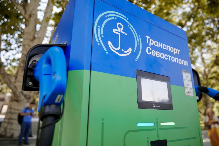 В Севастополе появилась первая зарядная станция для электротранспорта