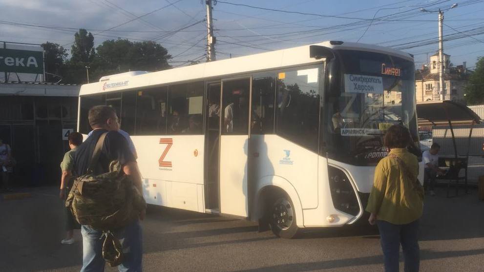 Автобусы между Крымом, Херсонской и Запорожской областями ежедневно перевозят 150 человек