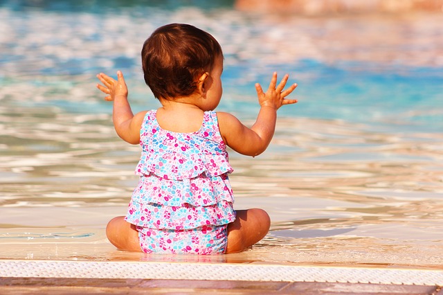 Двухлетняя девочка утонула в бассейне на территории отеля в Крыму