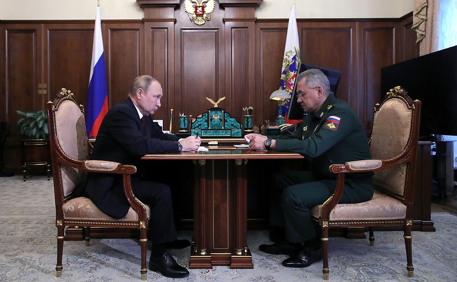 Шойгу на встрече с Путиным доложил об успешном завершении операции по освобождению ЛНР