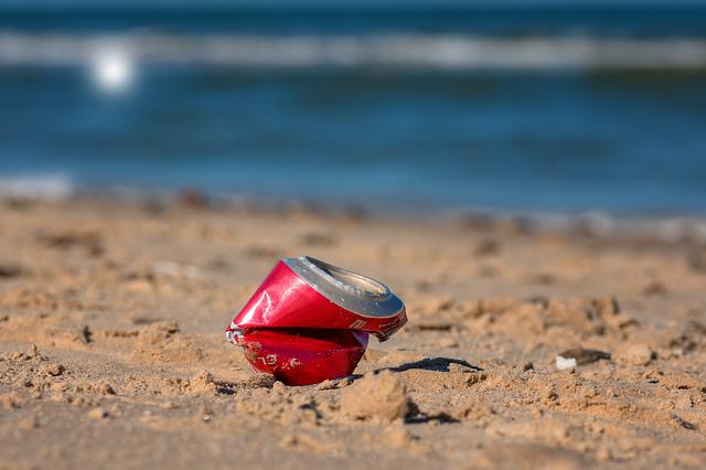«Учкуевка утопает в мусоре»: севастопольцы возмущены работой оператора пляжа (видео)