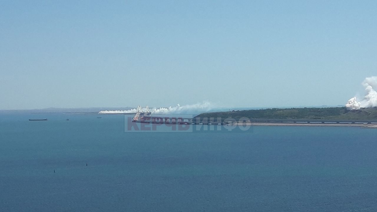 Движение по задымленному Крымскому мосту временно закрыто