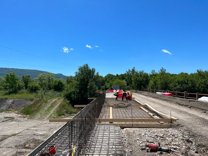 В Севастополе в Байдарской долине ремонтируют автодорожный мост