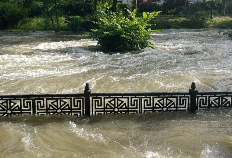 Смыло водой машины