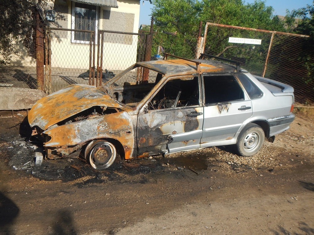 Отомстил за перегороженный проход: крымчанина задержали за поджог автомобиля