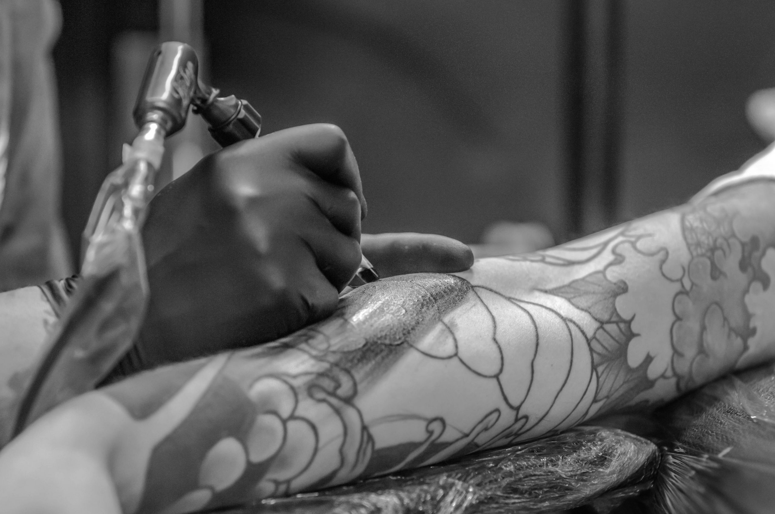 Жителя Севастополя привлекут к ответственности за татуировку с нацистской символикой