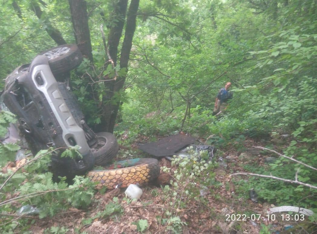 В Крыму автомобиль с людьми упал с обрыва: погибли два человека