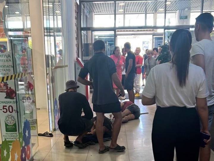 В торговом центре Севастополя сотрудник упал со второго этажа на посетителя (ВИДЕО)