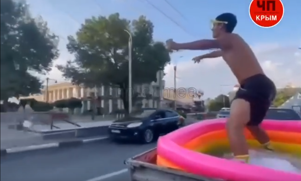 Подростки устроили акцию с катанием в бассейне по улицам Симферополя (ВИДЕО)