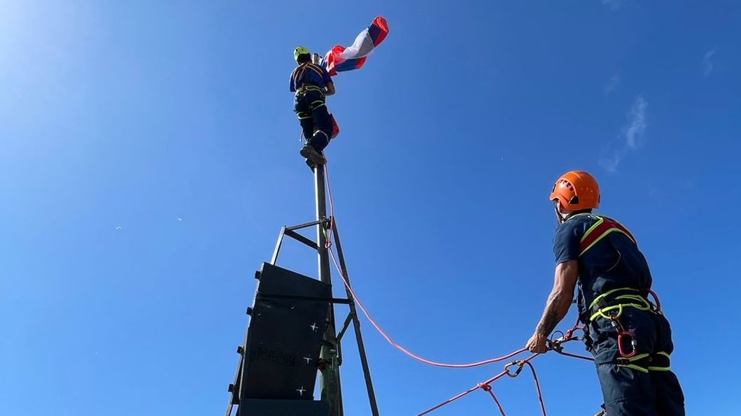 В День государственного флага РФ спасатели водрузили триколор на вершину Ай-Петри