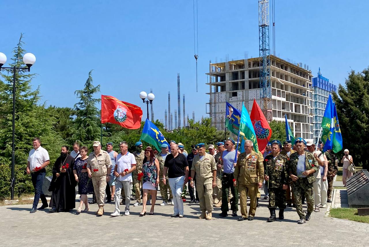 «Никто, кроме нас»: в Севастополе состоялся митинг по случаю Дня ВДВ (фото)