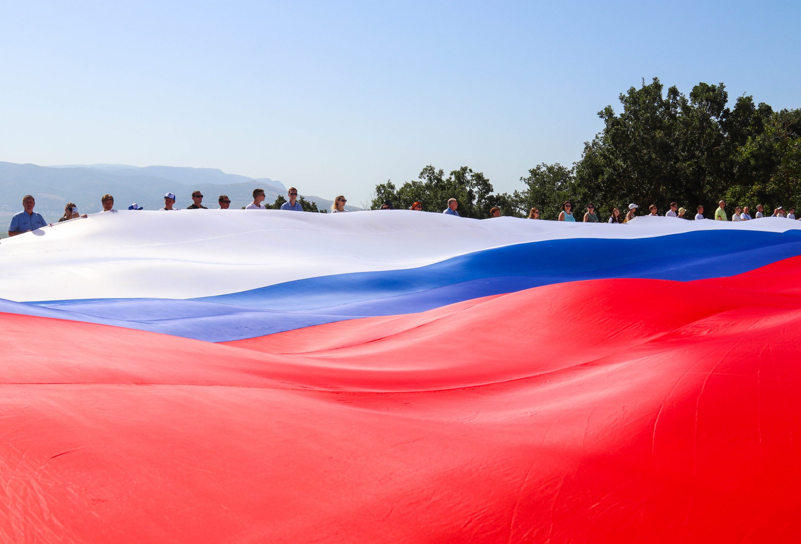 В Севастополе на Сапун-горе развернули 45-метровый флаг России