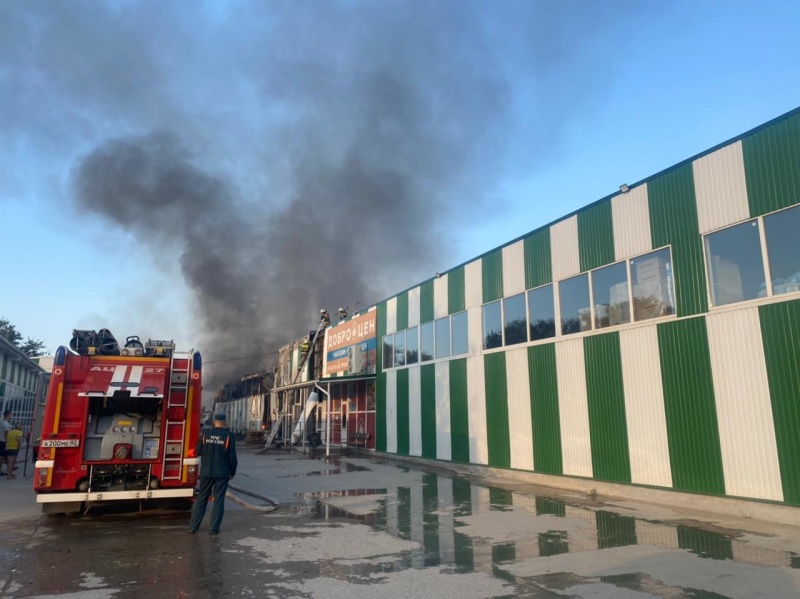 В Крыму — крупный пожар: горит склад поселка Красногвардейское