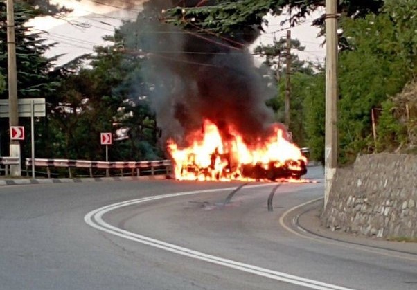 На Южном берегу Крыма две машины сгорели дотла после столкновения