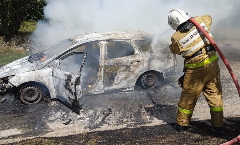 Уничтожена огнем: в Крыму во время движения загорелась иномарка