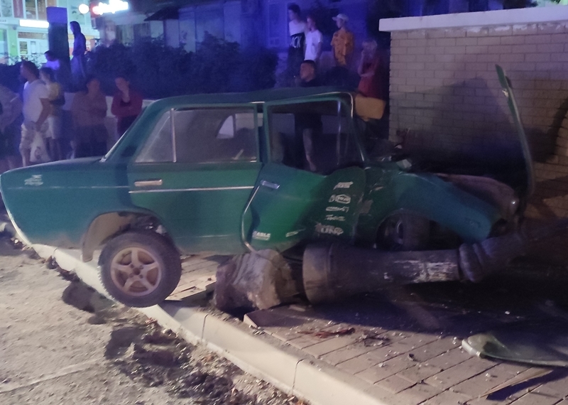 Пассажирку зажало в автомобиле: в Судаке ВАЗ влетел в фонарный столб