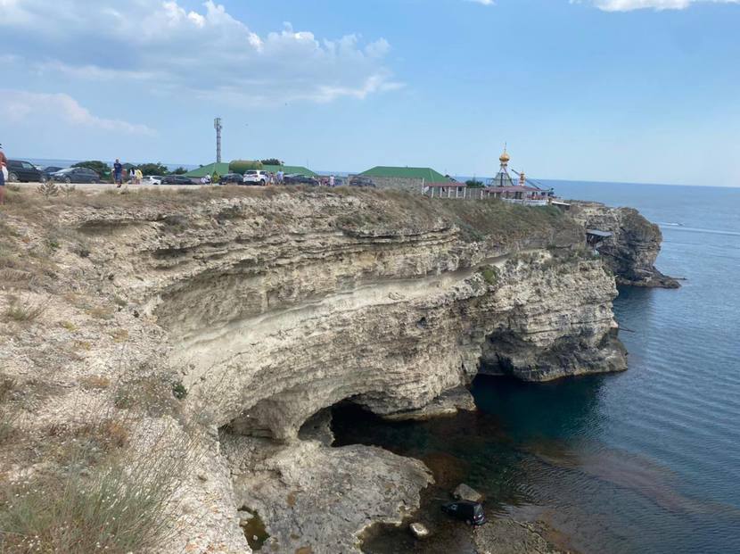 В Крыму на Тарханкуте автомобиль с людьми сорвался со скалы