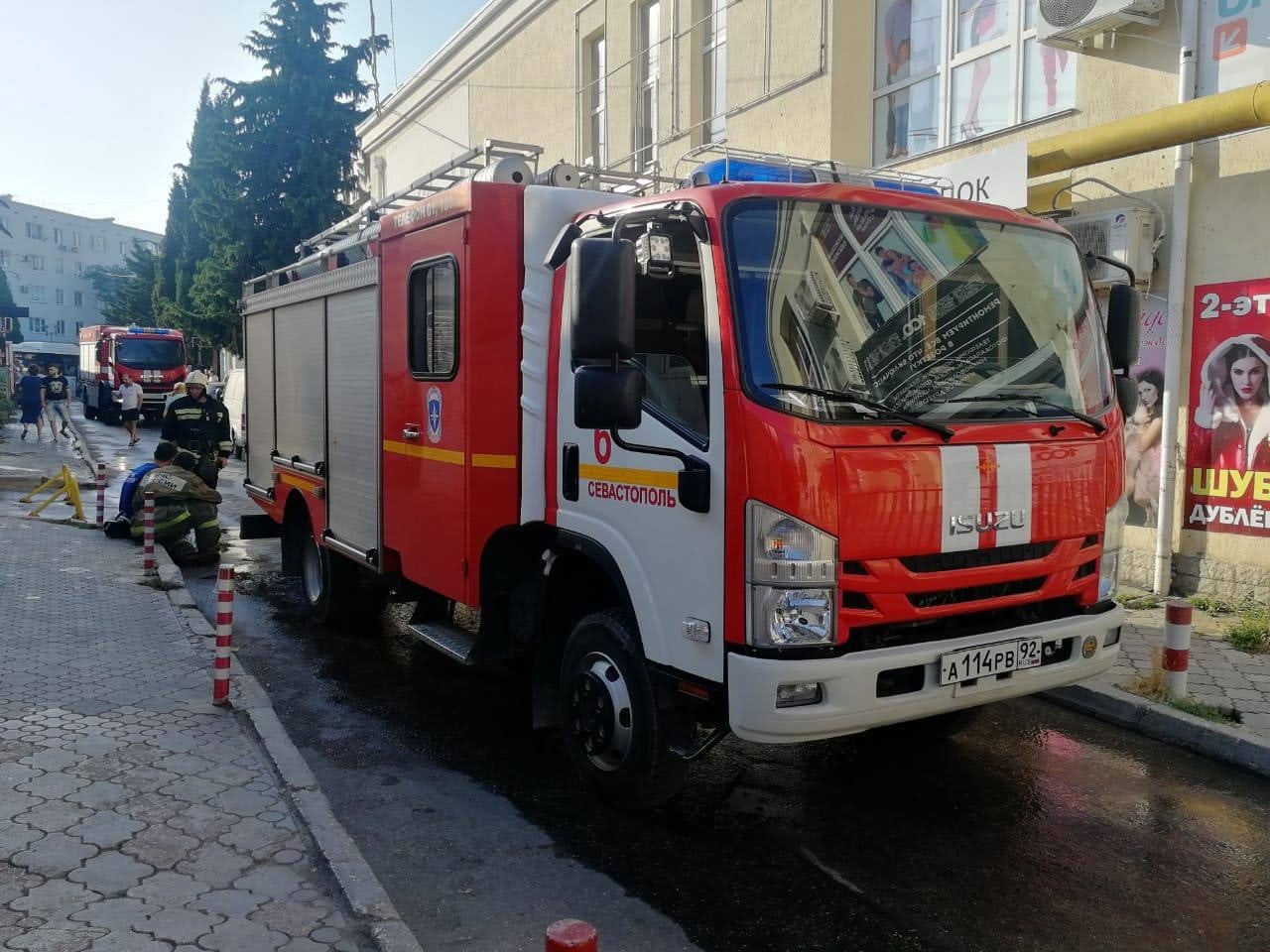 В Севастополе произошел пожар на Юмашевском рынке (фото)