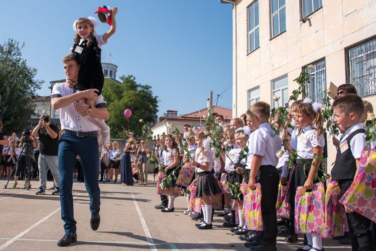 В школы Севастополя отправилось рекордное число первоклассников: прошли торжественные линейки