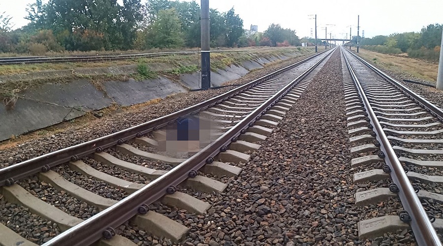 Электропоезд насмерть сбил 20-летнего парня на севере Крыма