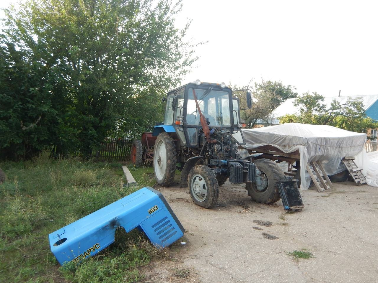 Крымчанин угнал у соседа трактор для «покатушек» и слетел в обочину