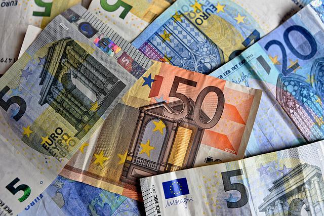 Курс евро упал ниже 52 рублей впервые с октября 2014 года