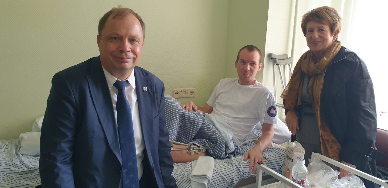 Кулагин сфотографировался на фоне раненых бойцов в Москве