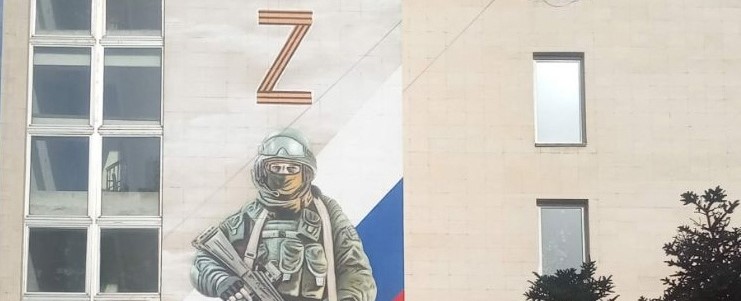 В центре Симферополя мурал с изображением военнослужащего РФ облили краской