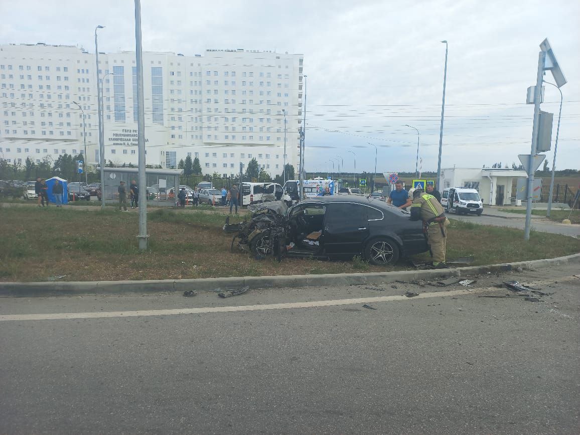 В столкновении микроавтобуса и легковушки на трассе в Крыму пострадали восемь человек