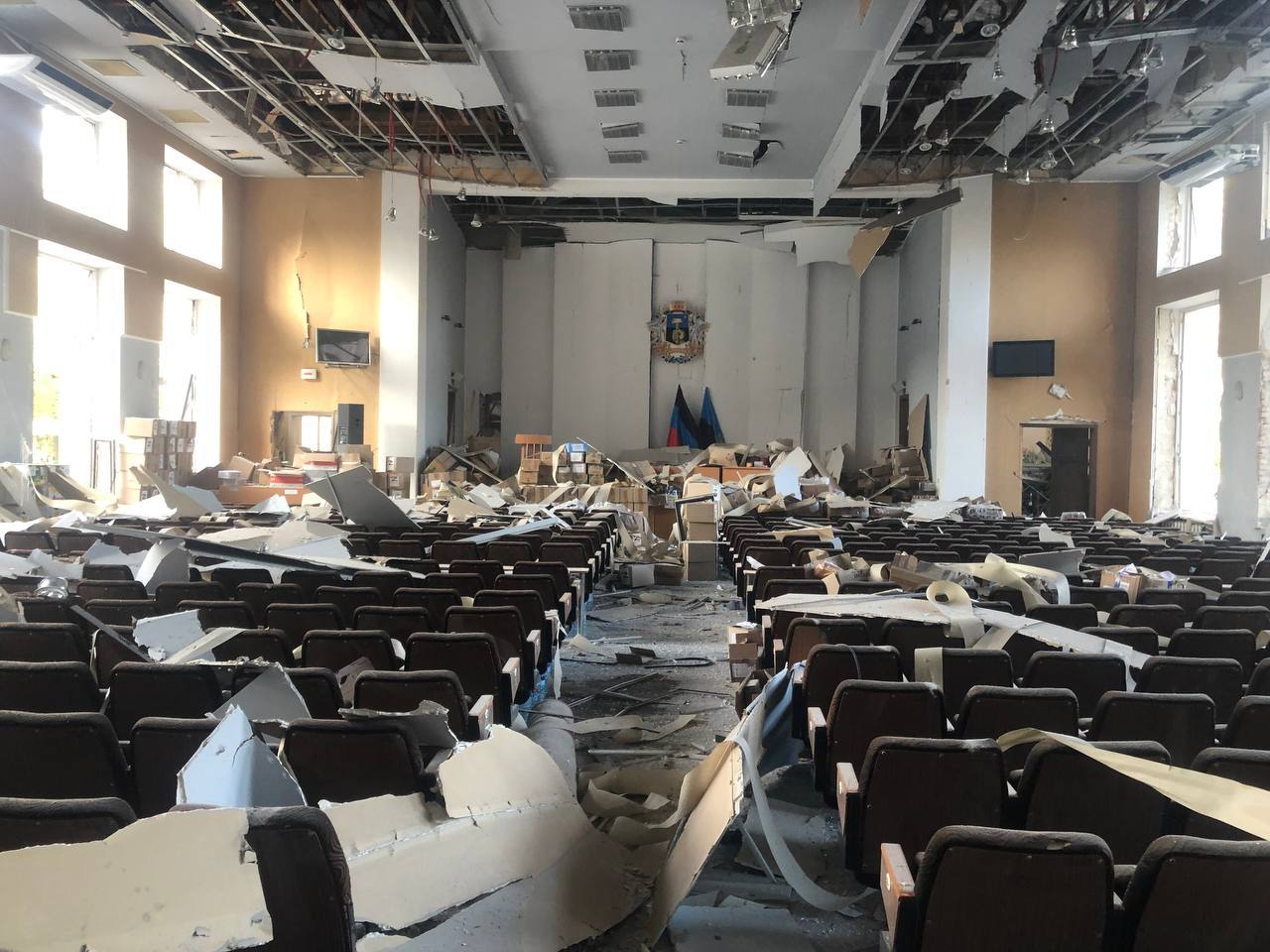 В Донецке загорелось и повреждено здание городской администрации из-за ракетного обстрела