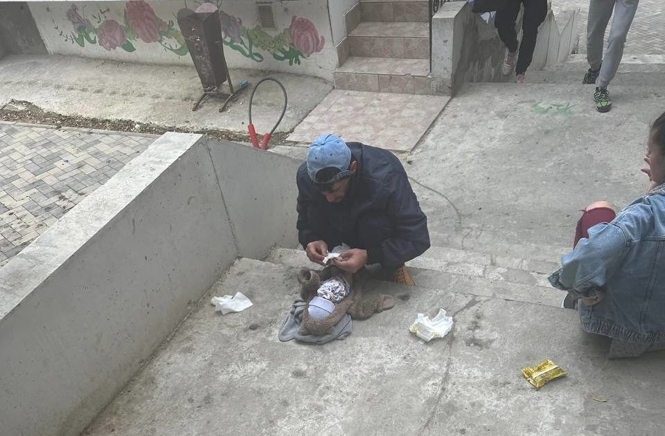 В Ялте пьяная парочка пеленала новорожденного на бетонных ступеньках