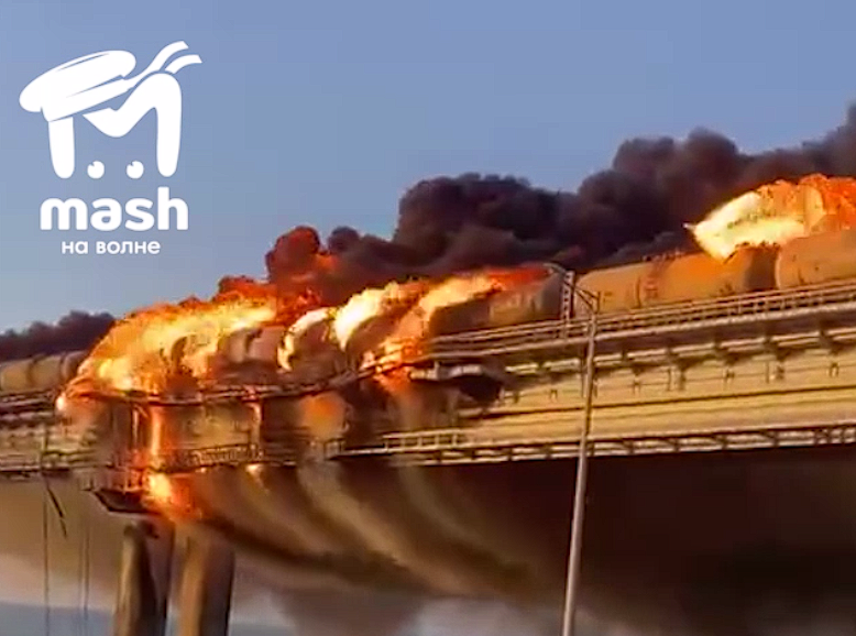 Горит цистерна с топливом, дорога повреждена: Крымский мост перекрыт