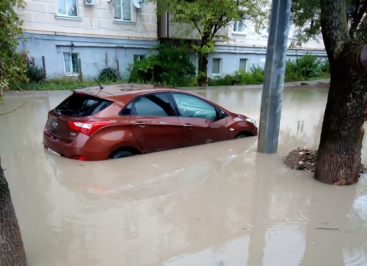 «Фигаро здесь, Фигаро там»: перегруженный заказами подрядчик «затопил» улицу Горпищенко в Севастополе
