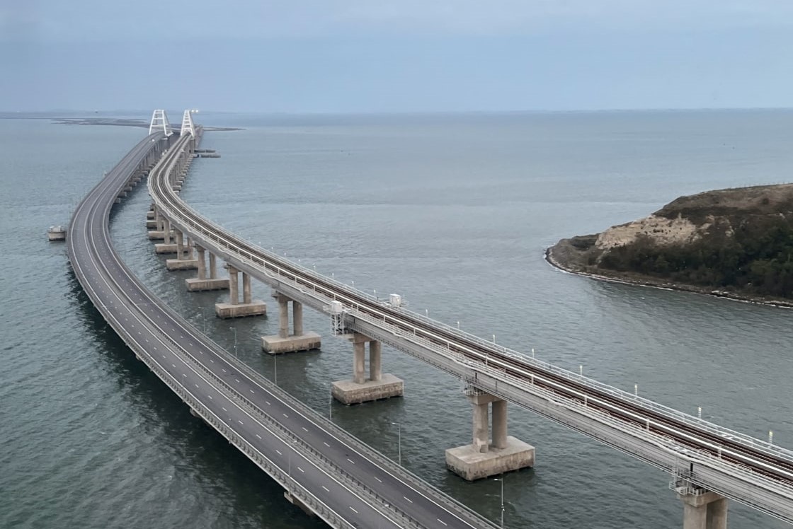 По Крымскому мосту в обе стороны разрешен проезд автобусов
