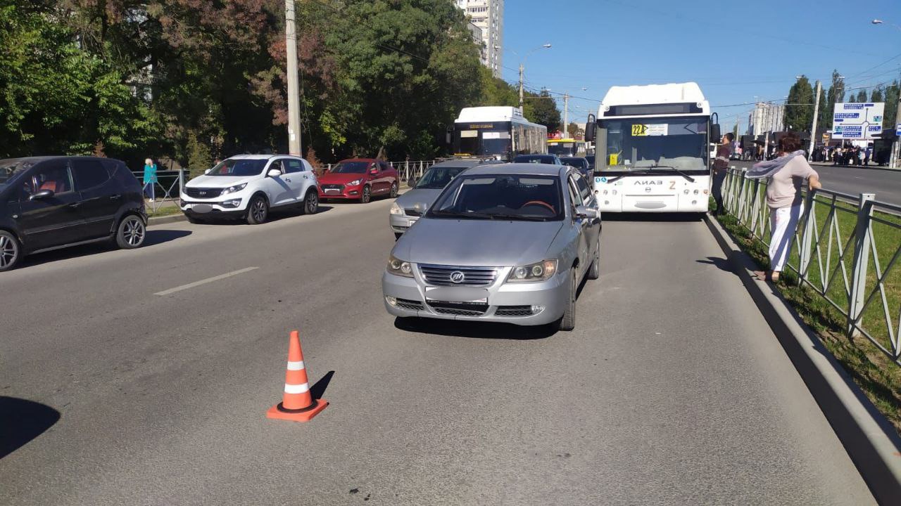 В Симферополе такси столкнулось с маршруткой: пострадал ребенок