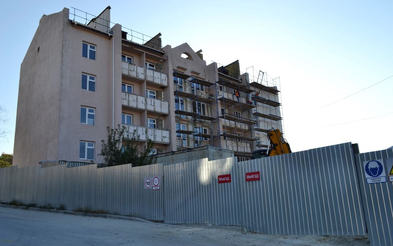 Застройщик «Альфа Групп Подряд» «заваливает» строительство жилого дома в Севастополе