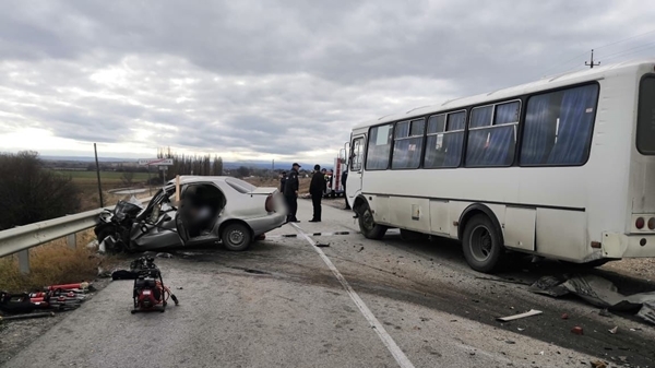 В Крыму легковушка столкнулась с пассажирским автобусом: есть погибший