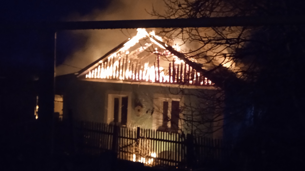 В Бахчисарайском районе огонь уничтожил частный дом, погиб человек