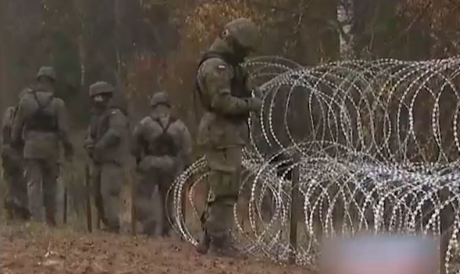 Польша строит заграждение из колючей проволоки на границе с Россией